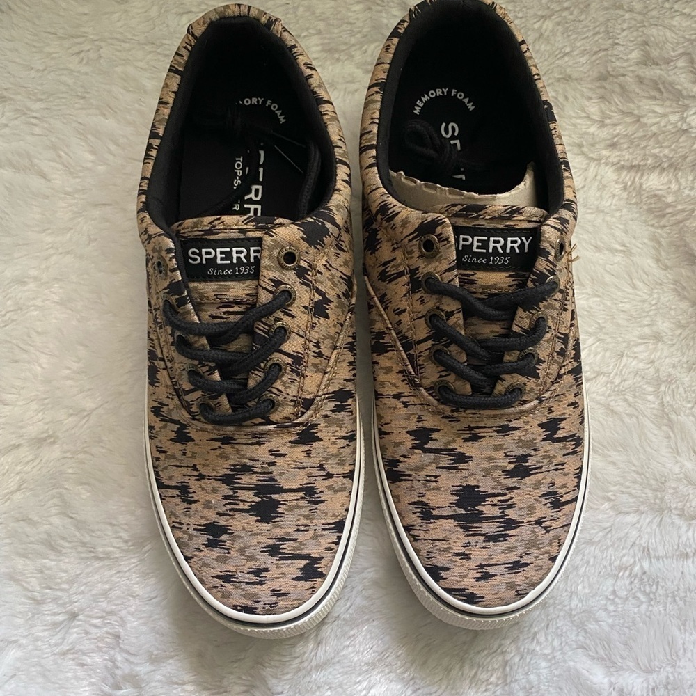 New Sperry Halyard CVO Tennis shoe with memory foam size 9